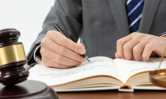what does a criminal defense lawyer do